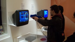 Bezoekers van de tentoonstelling Game Story in Parijs. (Foto Peter Teffer)