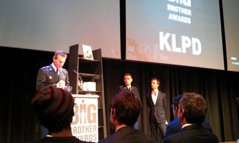 Vertegenwoordigers van de KLPD nemen hun prijs in ontvangst. (Foto Peter Teffer) Vertegenwoordigers van de KLPD nemen hun prijs in ontvangst. (Foto Peter Teffer)