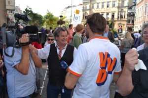 A supporter of Mark Rutte's VVD talks to a journalist in Utrecht, September 8, 2012. (Photo Peter Teffer)