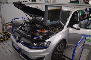 Een Volkswagen (niet per se één met sjoemelsoftware) wordt getest in een EU-laboratorium. (Foto Peter Teffer)